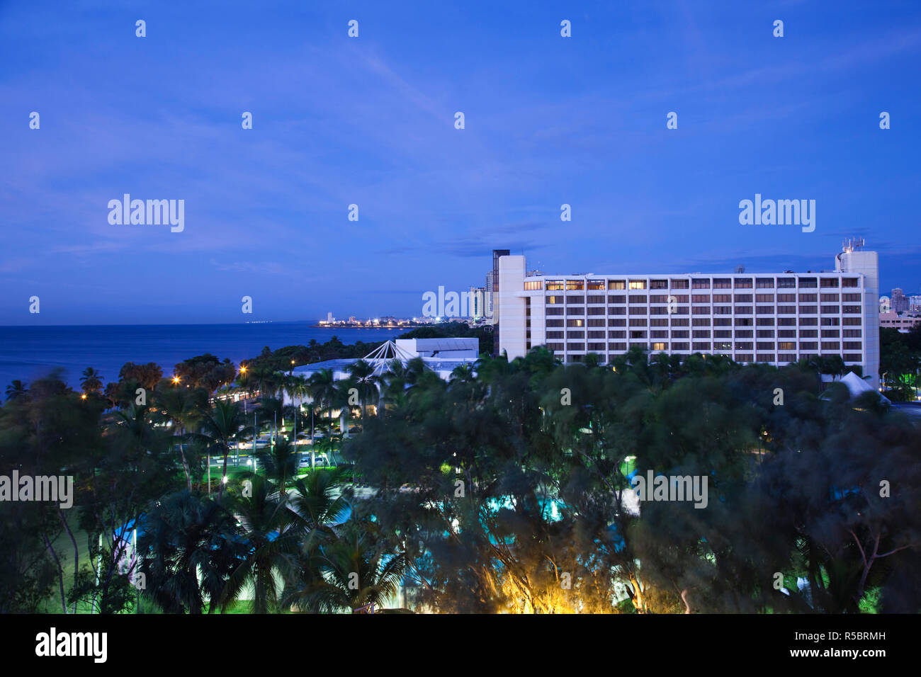 Dominikanische Republik, Santo Domingo, Ansicht der Jaragua Hotel entlang der Avenida George Washington Stockfoto