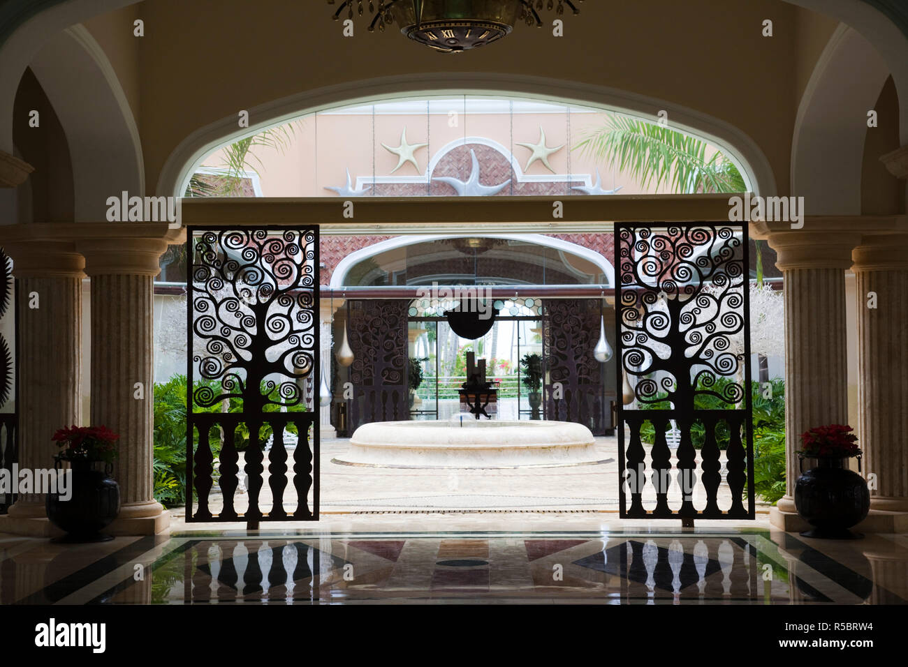 Dominikanische Republik, Punta Cana, Bavaro, Iberostar Grand Hotel, Eingang anzeigen Stockfoto