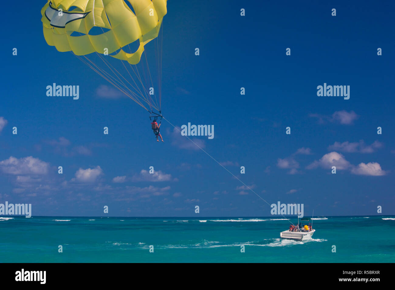 Dominikanische Republik, Punta Cana Region, Bavaro, Bavaro Beach, parasailing Stockfoto