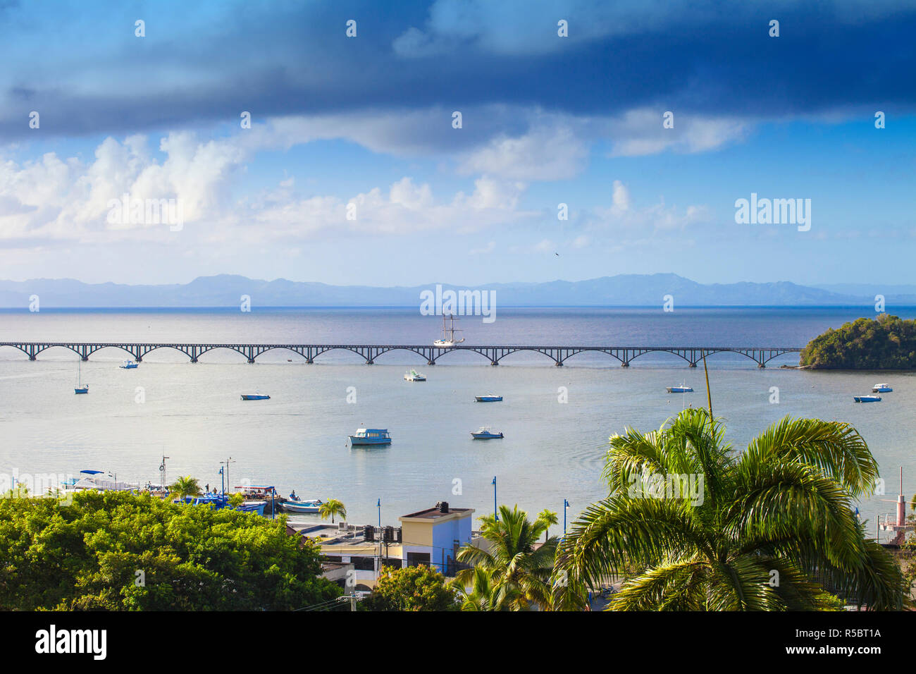 Dominikanische Republik, Östliche Halbinsel de Samana, Samana, Blick auf den Hafen und Los Puentes - berühmte Brücke nach Nirgendwo Stockfoto