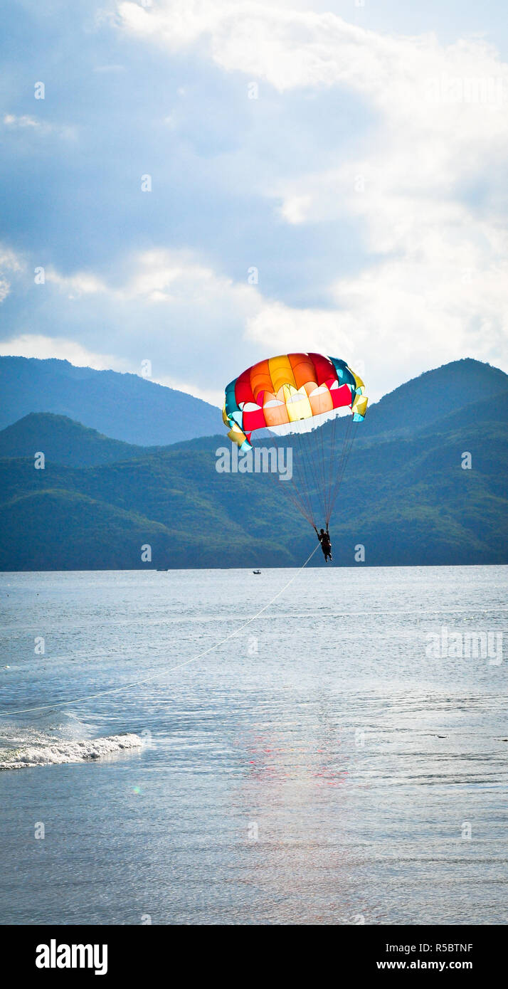 Parasailing in der Bucht von Nha Trang. Es ist eines der beliebtesten Angeln, Segeln und touristische Ziele im südlichen Vietnam. Stockfoto