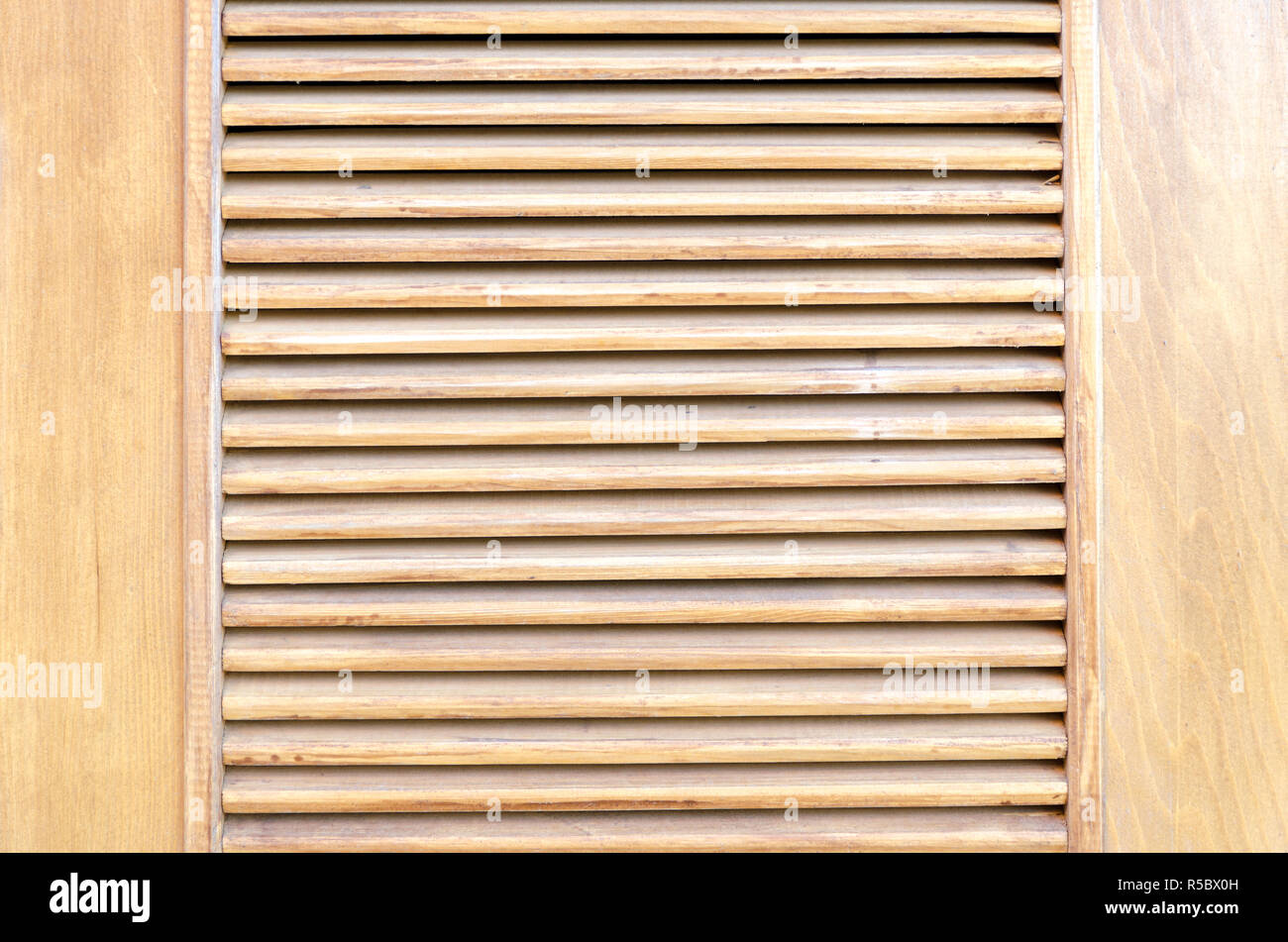 Parallel Holzlatten Textur. Holzjalousien, als Element der Einrichtung. Innere Belüftung. Holz Hintergrund, aus der Nähe. Stockfoto