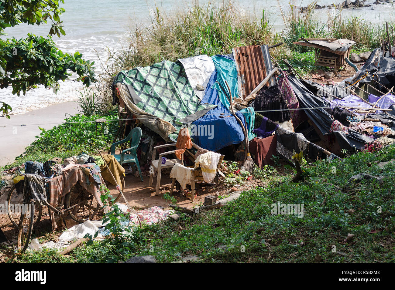 Ort zum Übernachten und für das Leben von Obdachlosen, in der Nähe von Meer entfernt. Konzept der Armut und Benachteiligung, soziale Probleme mit Wohnungsnot. Stockfoto