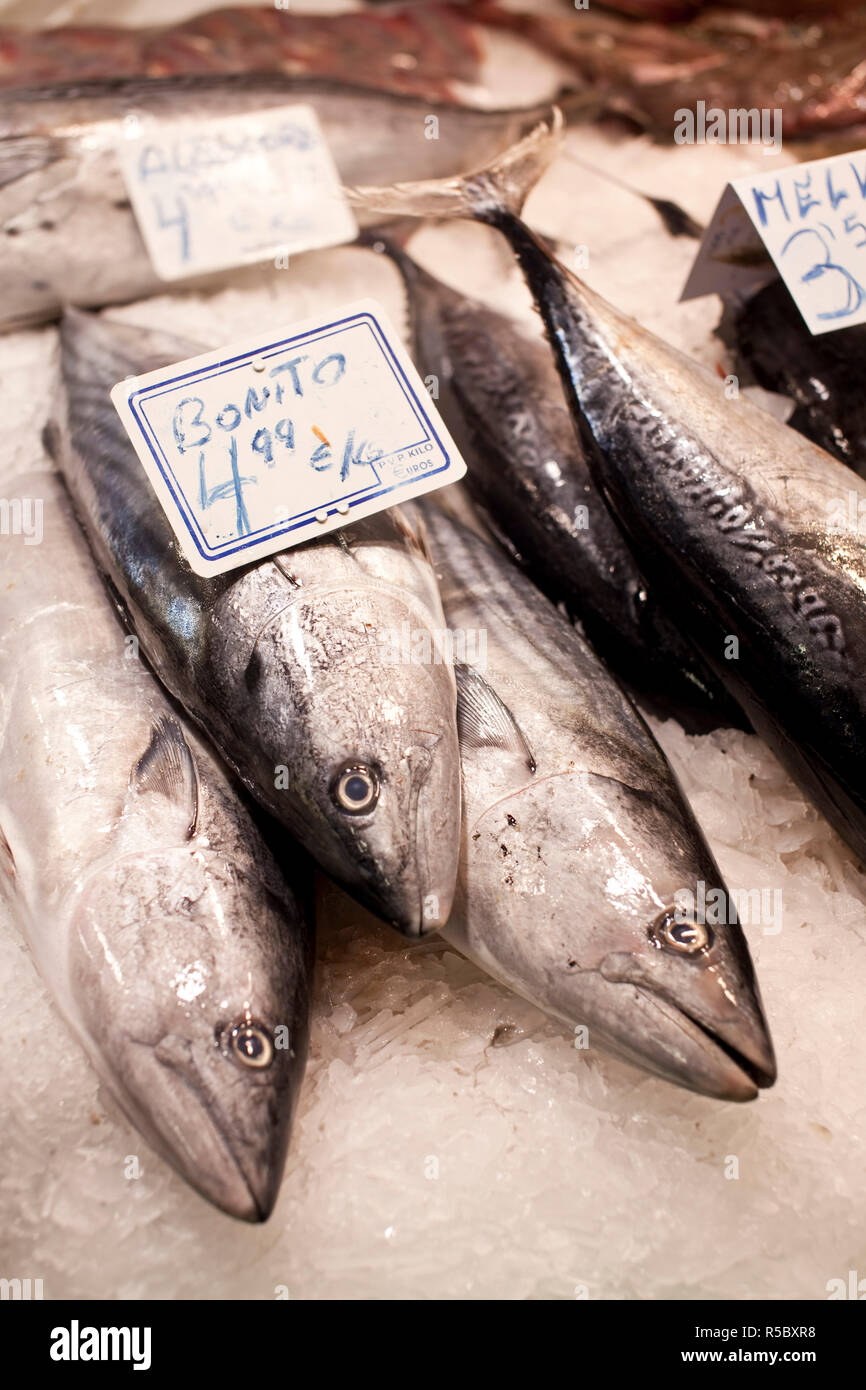 Fisch, der für den Verkauf in den Markt La Boqueria, Barcelona, Spanien Stockfoto