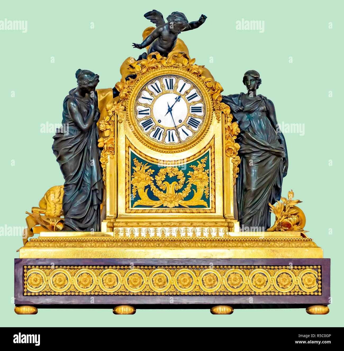 Antike goldene Pendule mit Amor und Damen Statuetten, auf isolierte