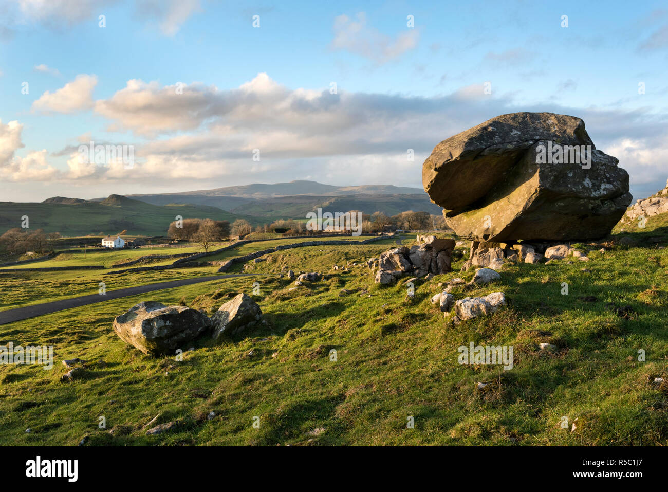 Simsons Toe, eine eiszeitliche Findling, bei Winskill Steine, Langcliffe, Yorkshire Dales National Park Stockfoto