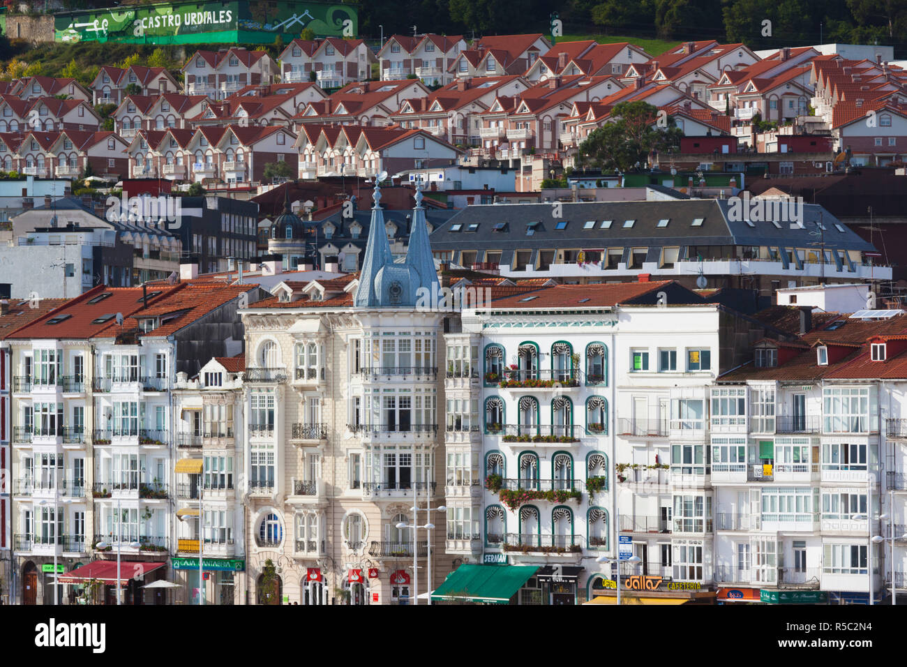 Spanien, Region Kantabrien, Cantabria Provinz, Castro-Urdiales, Blick auf Stadt und Hafen Stockfoto