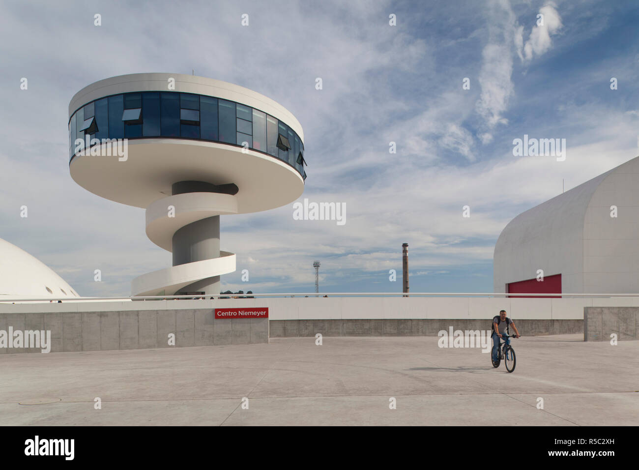 Spanien, Region Asturien, Asturien Provinz, Aviles, Centro Niemeyer, entworfen von brasilianischen Architekten Oscar Niemeyer in ehemals verschmutzten Industriestadt, das Kunstzentrum erbaut 2011 Stockfoto