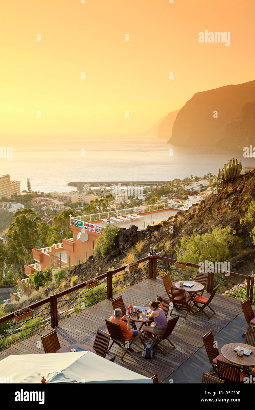 Kanarische Inseln, Teneriffa, Costa Adeje, El Puerto de Santa María (Klippen der Riesen), outdoor Cafe Stockfoto