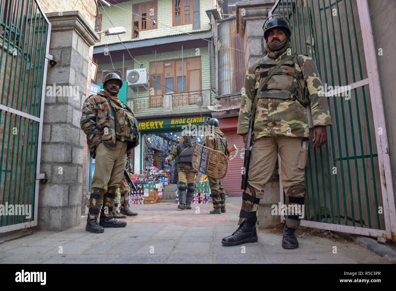 Polizisten sind auf der Hut bei den Auseinandersetzungen gesehen. Auseinandersetzungen nach dem Freitagsgebet außerhalb Jamia Moschee oder die Große Moschee in Srinagar Sommer Hauptstadt von Jammu und Kaschmir ausbrach. Demonstranten riefen Anti-Indian und Pro Freiheit Parolen. Stockfoto