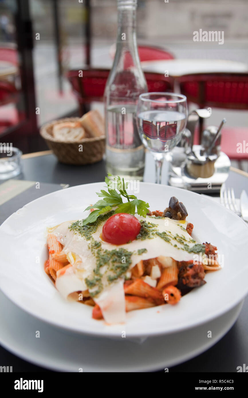 In einer Brasserie/Restaurant, Paris, Frankreich Mittagessen Stockfoto