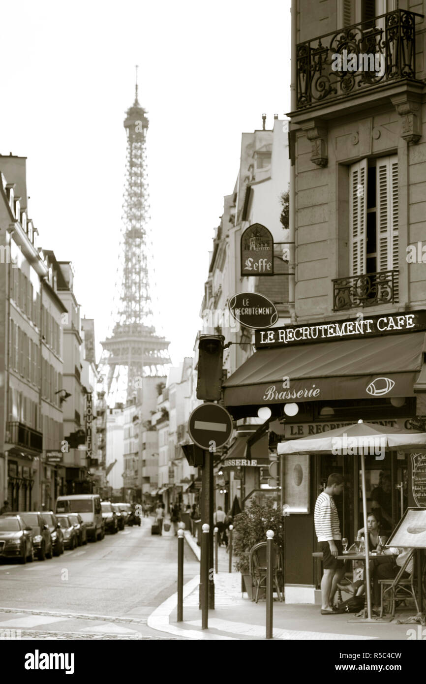 Eiffelturm & Cafe am Boulevard de La Tour Maubourg, Paris, Frankreich Stockfoto