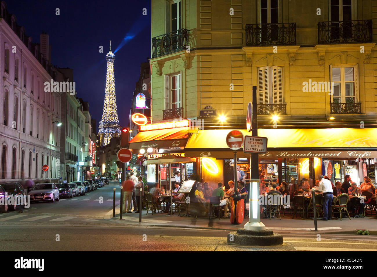 Eiffelturm & Cafe am Boulevard de La Tour Maubourg, Paris, Frankreich Stockfoto