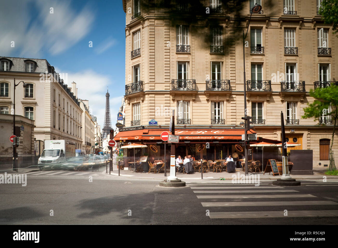 Eiffelturm & Cafe am Boulevard de La Tour Maubourg, Paris, Frankreich