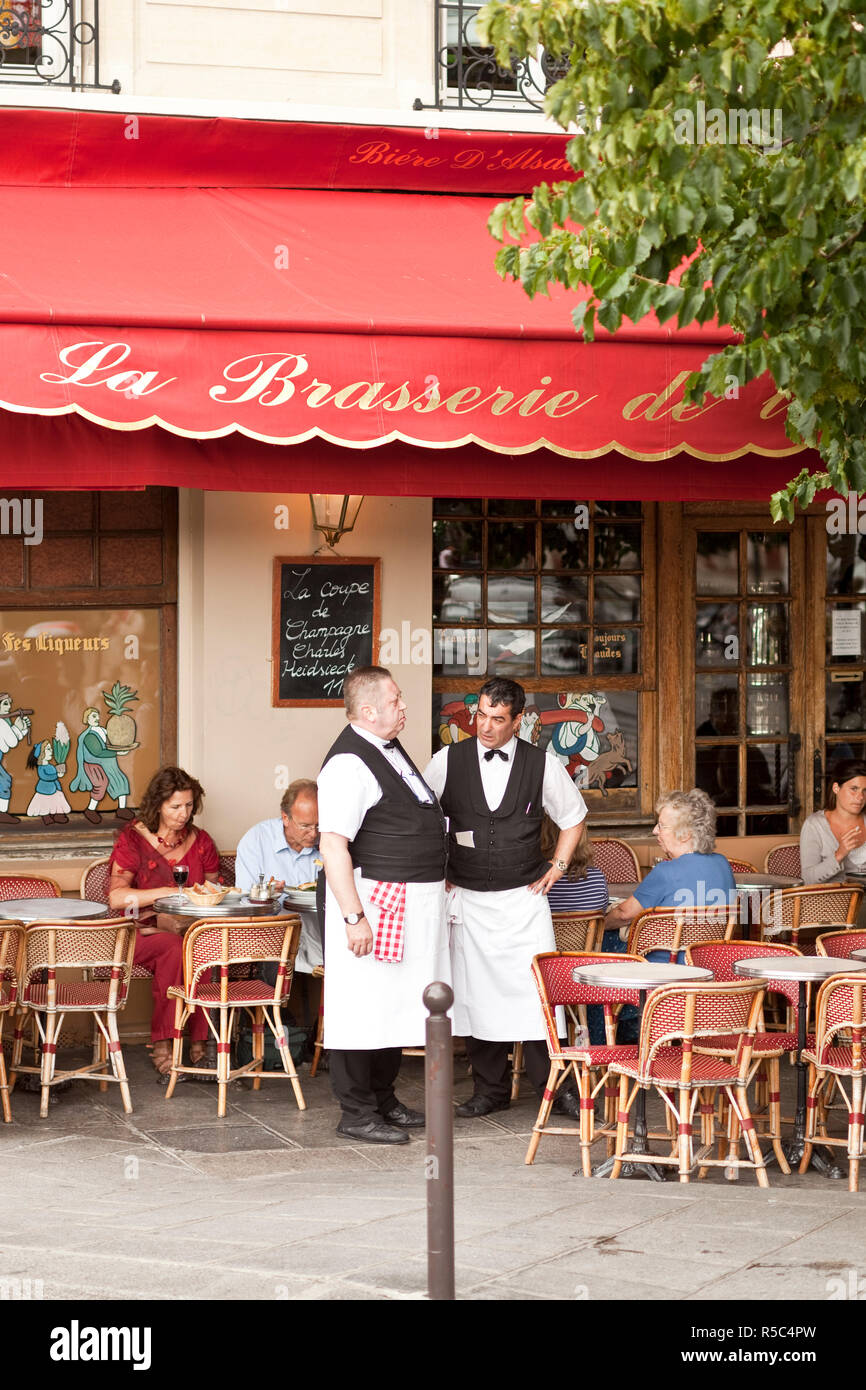 Kellner outside Cafe/Bistro, Ile St. Louis, Paris, Frankreich Stockfoto