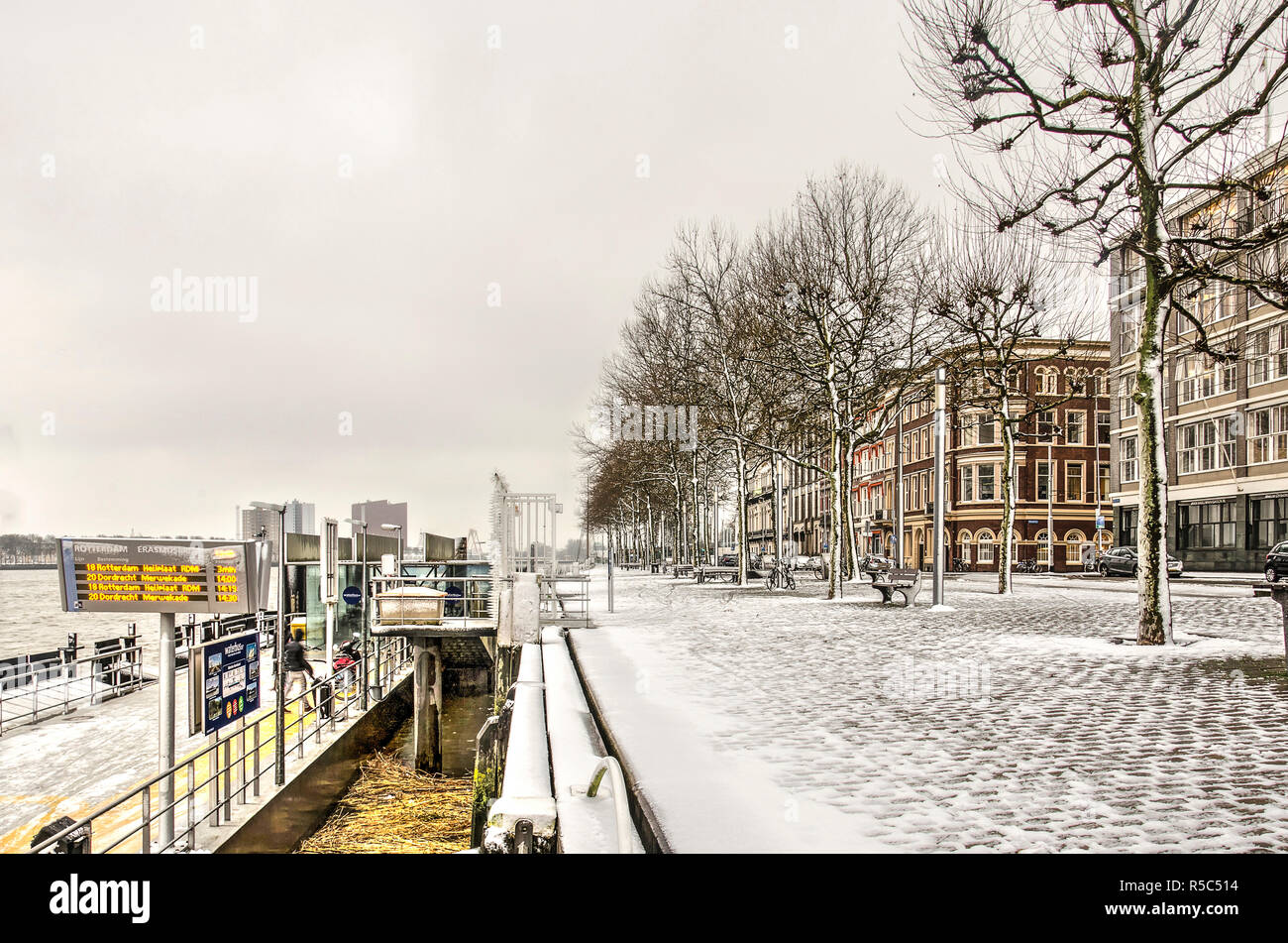 Rotterdam, Niederlande, 11. Dezember 2017: Willemskade Quay und der Wasserbushaltestelle mit einer dünnen Schicht Schnee an einem kalten Wintertag fallen, das Ni Stockfoto
