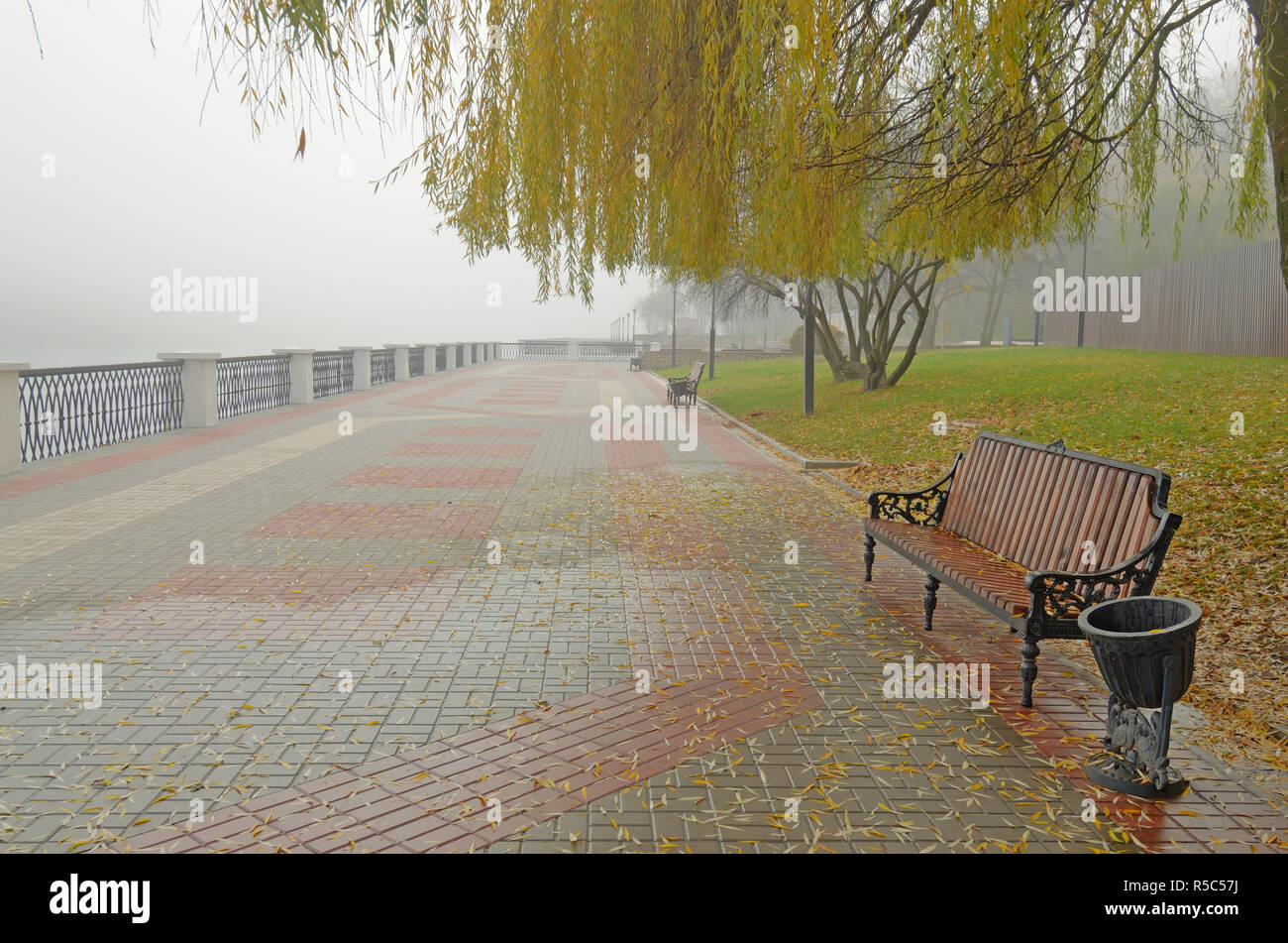 Die Ufer des Flusses ist gepflastert mit Fliesen. Ein guter Ort, in Ihrer freien Zeit sich zu entspannen. Stockfoto