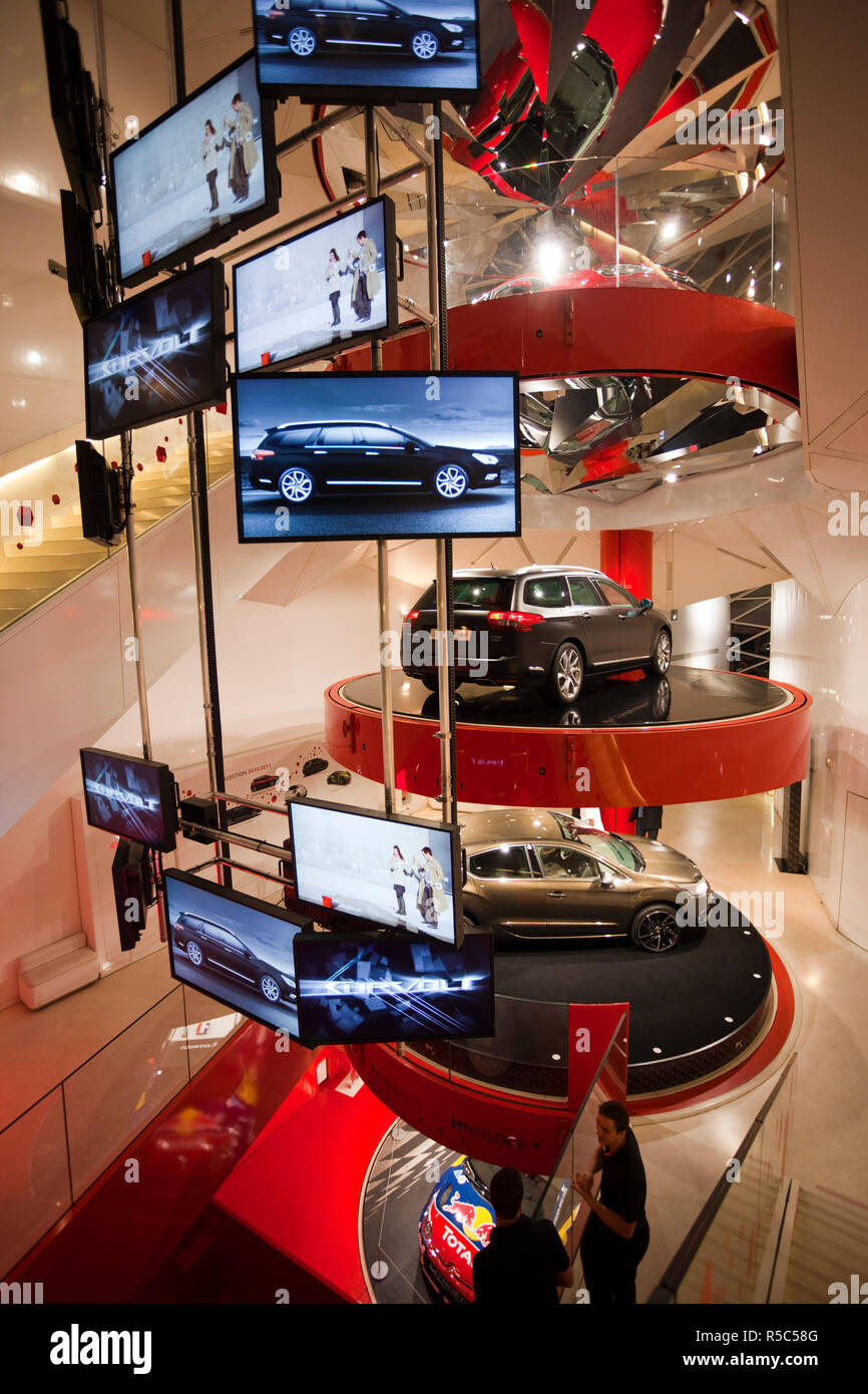Frankreich, Paris, Champs-Élysées, Innenraum des Citroen Automobil-showroom Stockfoto