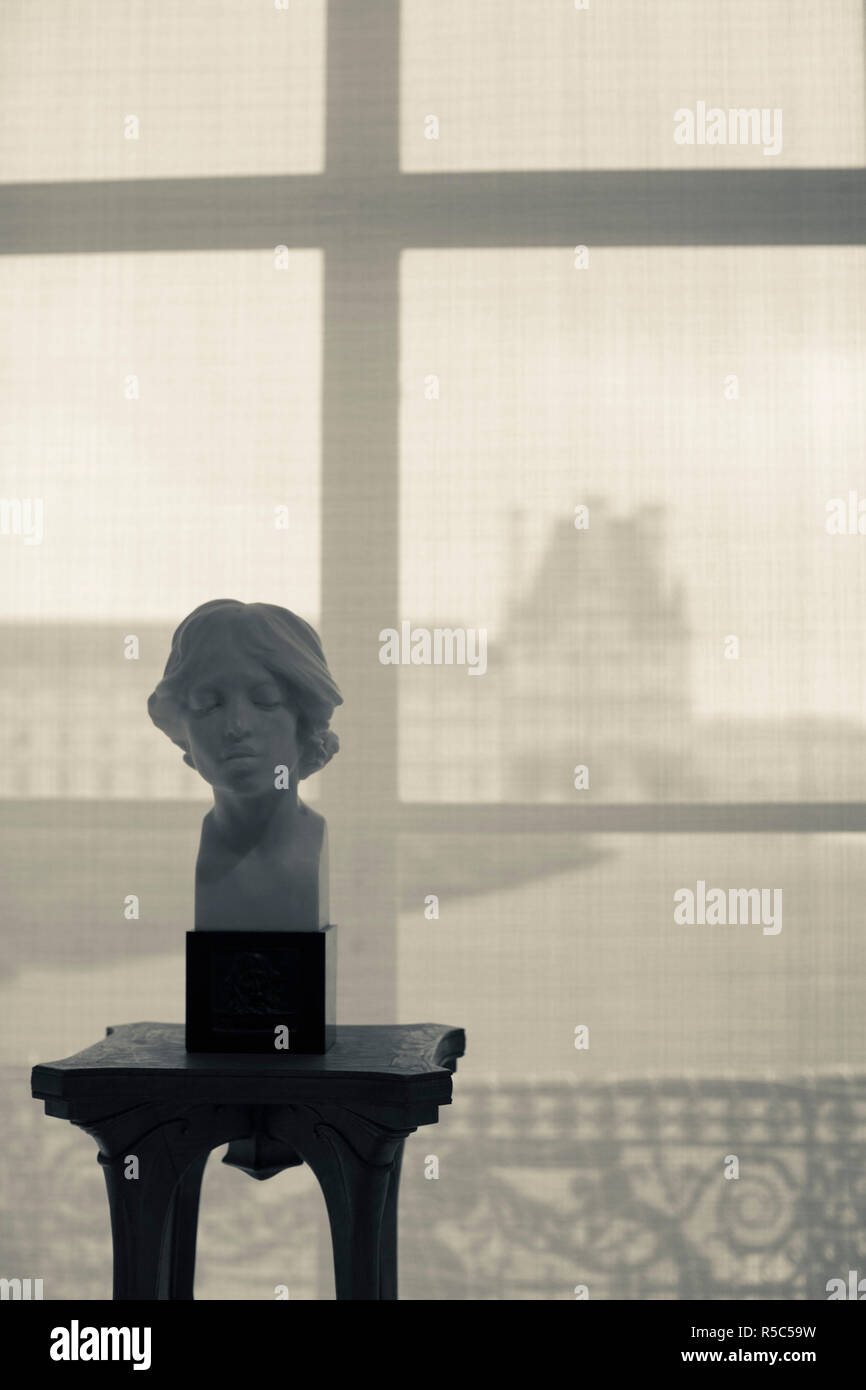 Frankreich, Paris, das Museum der Dekorativen Künste, Statue und Blick auf das Musée du Louvre Gebäude Stockfoto