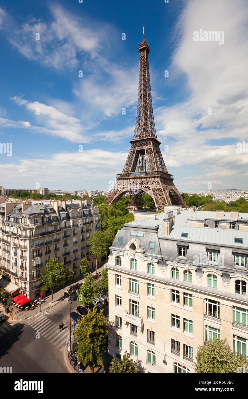 Frankreich, Paris, Eiffelturm, betrachtet über Dächer Stockfoto