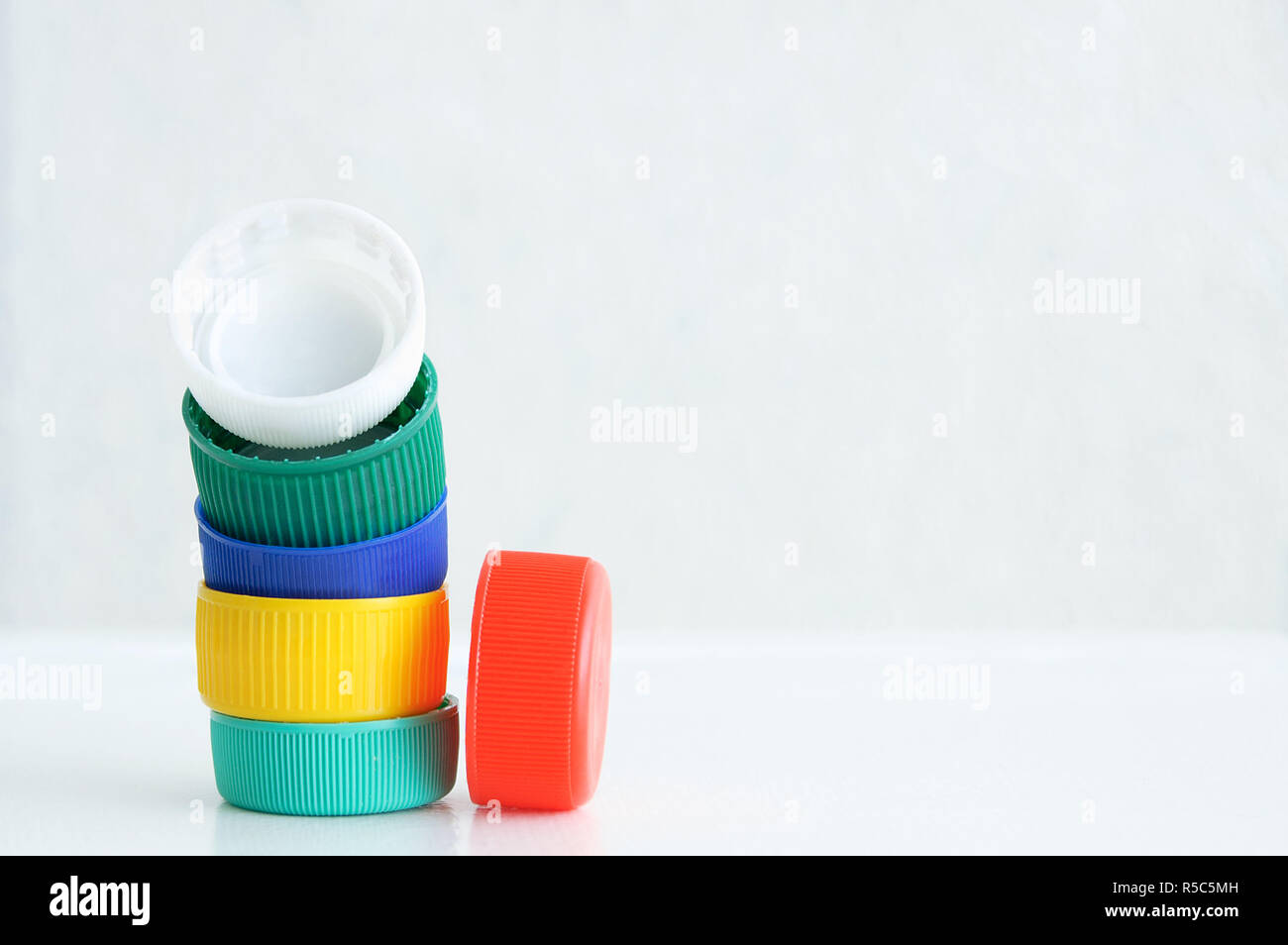 Kunststoff mehrfarbige Flaschenverschlüsse auf einem weißen Hintergrund. Close-up. Stockfoto