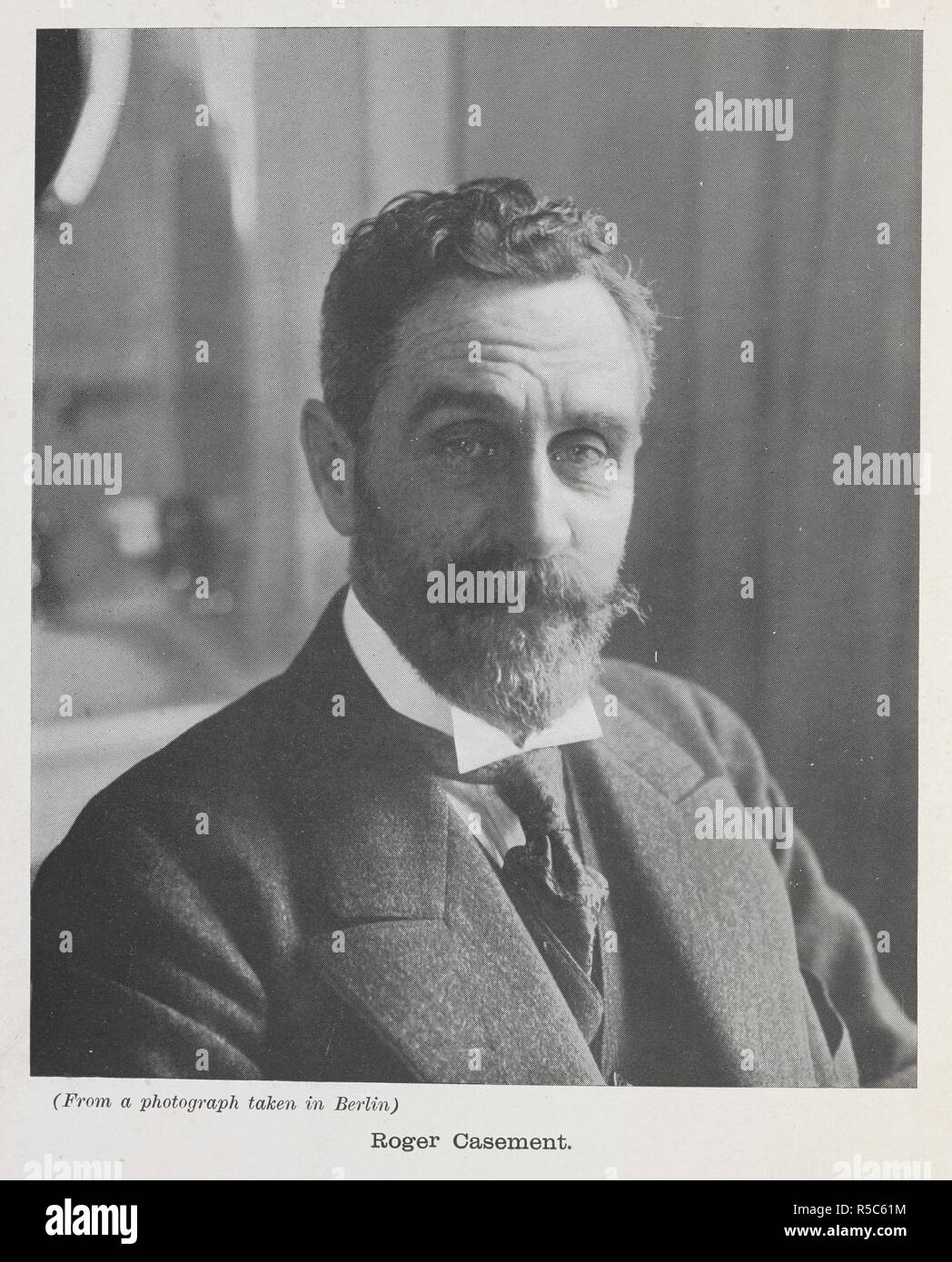 Roger David Casement (1. September 1864 â € "3. August 1916) â € "wie Sir Roger Casement Kt bekannt. CMG zwischen 1911 und kurz vor seiner Hinrichtung wegen Landesverrats, als er von seinem Orden beraubt, war ein irischer Nationalist, Aktivist, Patriot und Dichter. Er suchte die deutsche Unterstützung für einen Aufstand gegen die britische Herrschaft in Irland zu erhalten. Kurz vor Ostern Steigende, landete er in Irland und wurde festgenommen. Er wurde in der Folge wegen Landesverrats verurteilt und hingerichtet. [Trial von Sir Roger Casement. Von George H. Knott bearbeitet werden. [Mit Platten, einschließlich ein Portrait.]]. Edinburgh; London: W. Hodge & Co., 192 Stockfoto