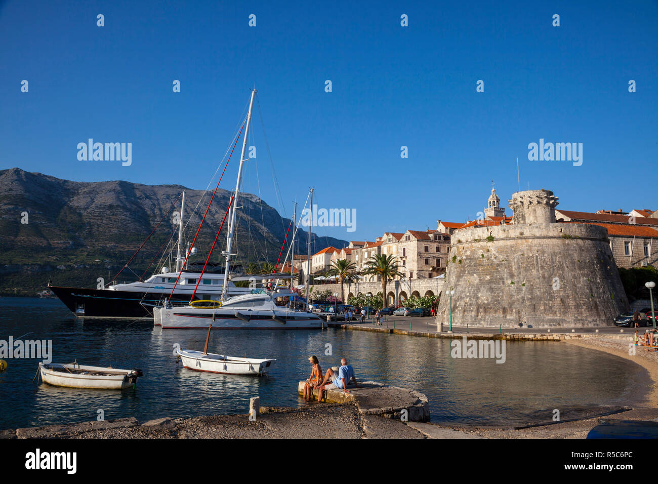 Hafen und Stadtmauer, Korcula, Dalmatien, Kroatien Stockfoto