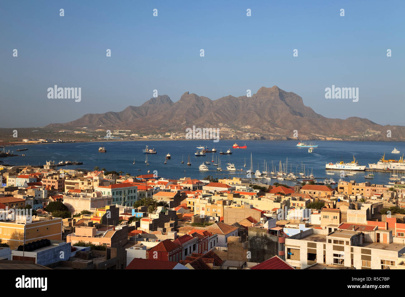Kap Verde, Sao Vicente, Mindelo, Blick auf die Altstadt und den Hafen. Stockfoto