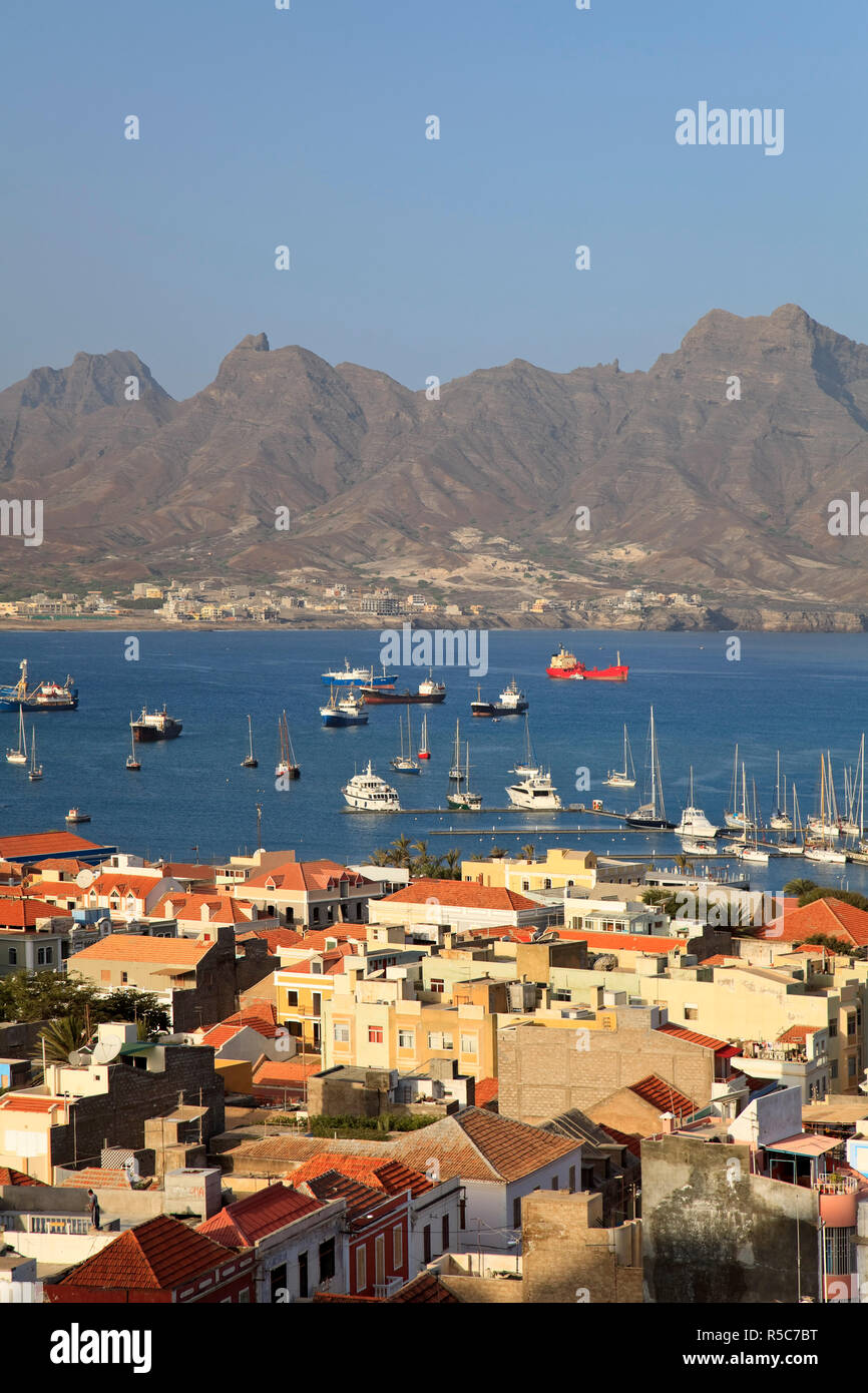 Kap Verde, Sao Vicente, Mindelo, Blick auf die Altstadt und den Hafen. Stockfoto