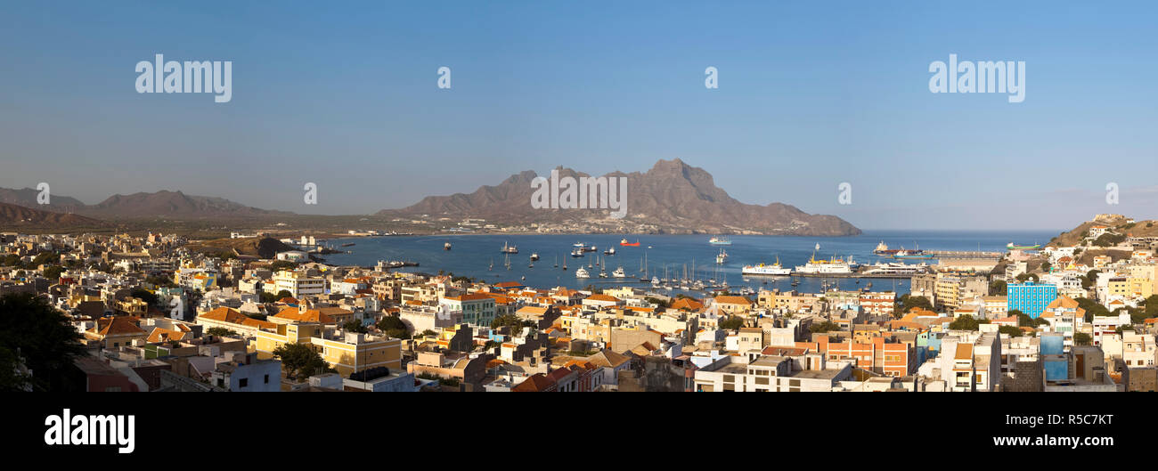 Afrika, Kap Verde, Sao Vicente, Mindelo, Blick auf die Altstadt und den Hafen. Stockfoto