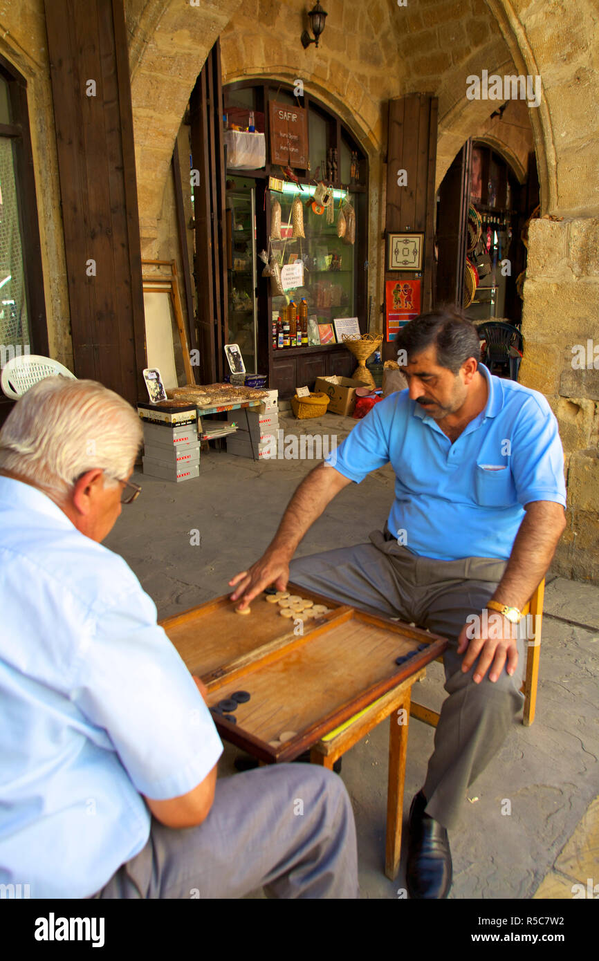 Männer spielen Backgammon, Nord-Zypern Stockfoto