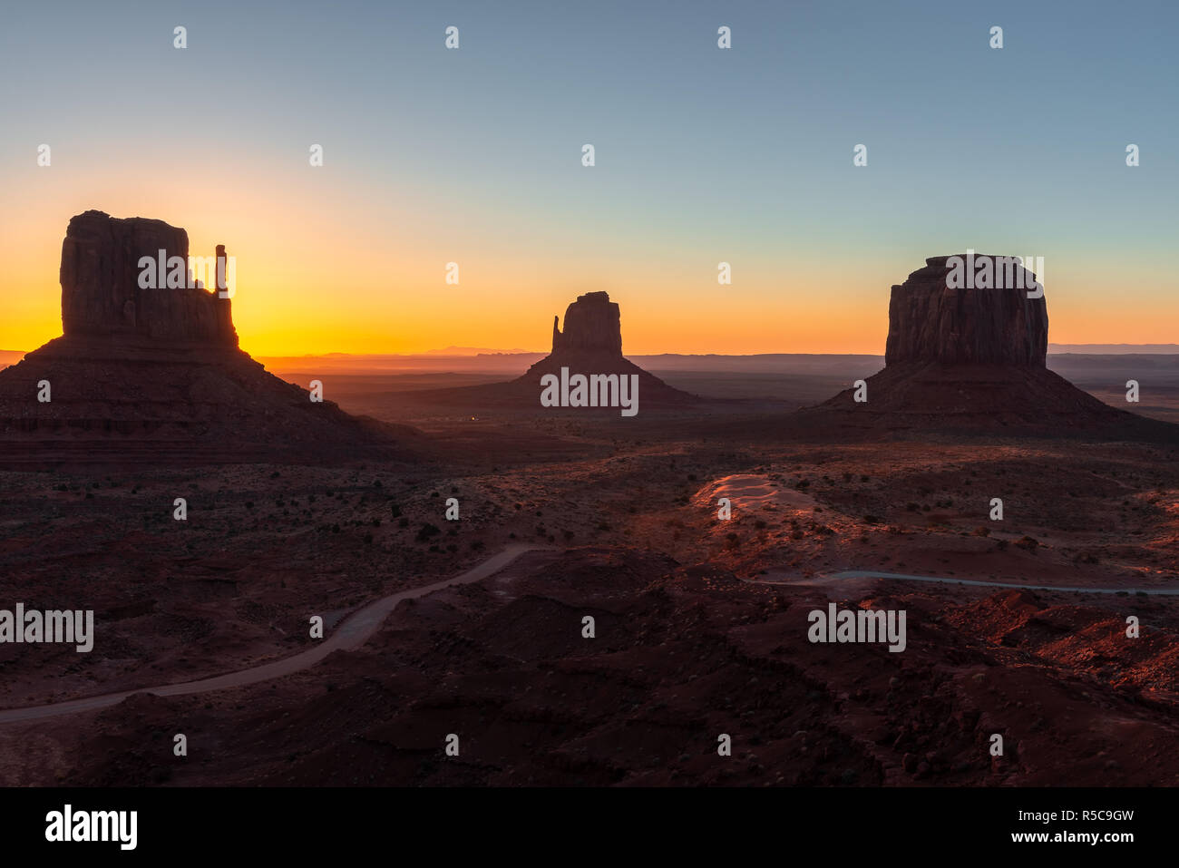 Ost und West Mitten Buttes und Merrick Butte bei Sonnenaufgang, Monument Valley Navajo Tribal Park auf der Arizona-Utah Grenze, USA Stockfoto