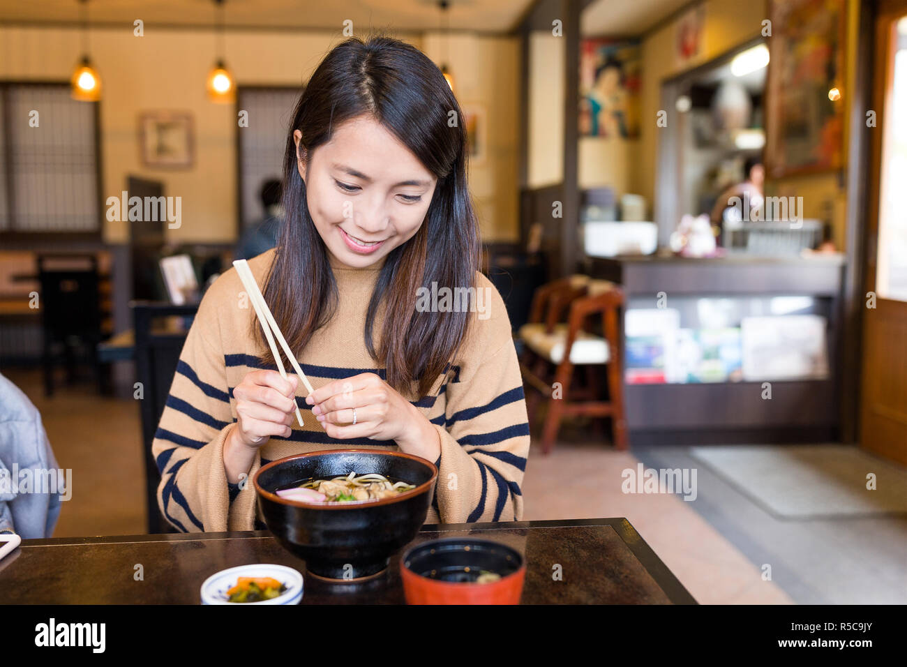 Frau genießen japanische Ramen im Restaurant Stockfoto