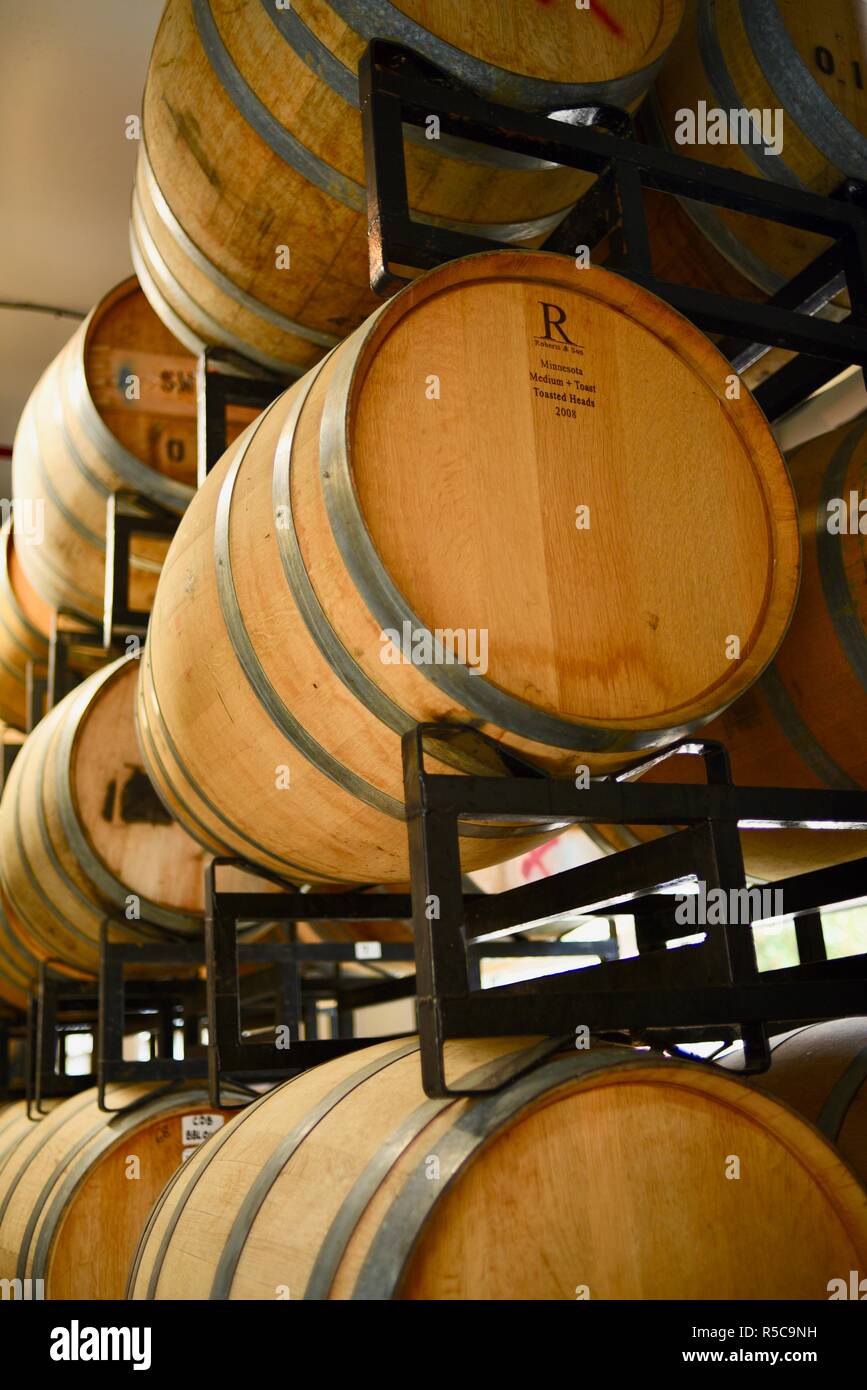 Bier Altern in hölzernen Fässern aus Eichenholz Fässern auf einem Regal im Lager am Bär Republik Brauerei Brauhaus, Healdsburg, California, USA Stockfoto