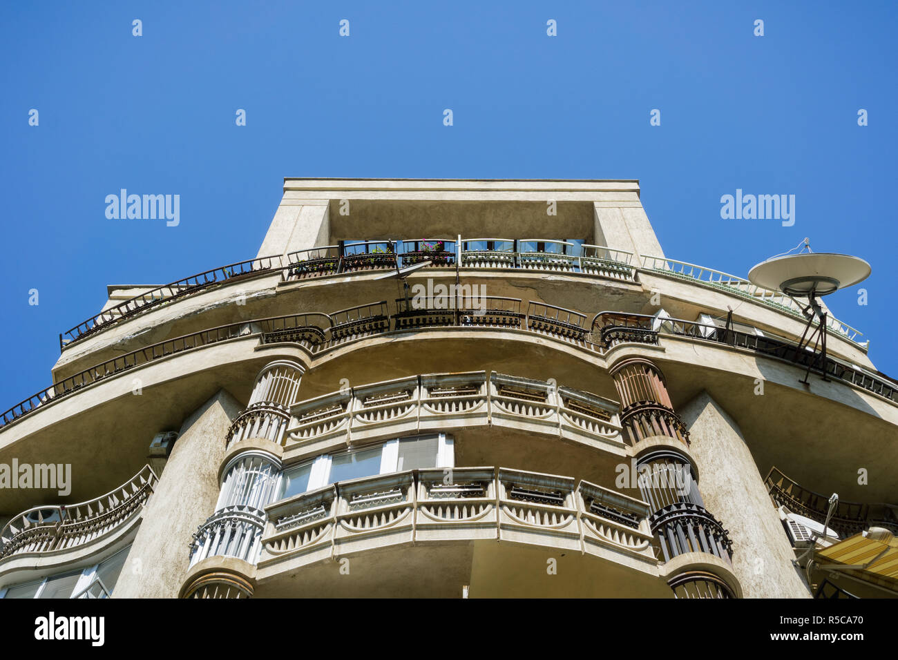 Altes Wohnhaus in der Innenstadt von Bukarest, Rumänien Stockfoto