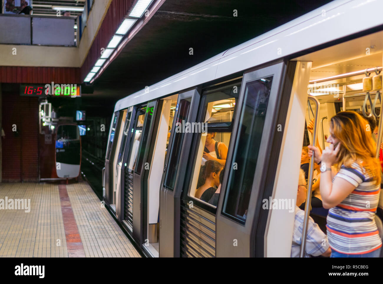 September 18, 2017, Bukarest/Rumänien - U-Bahn über die Piata Victoriei station abzuweichen. Stockfoto