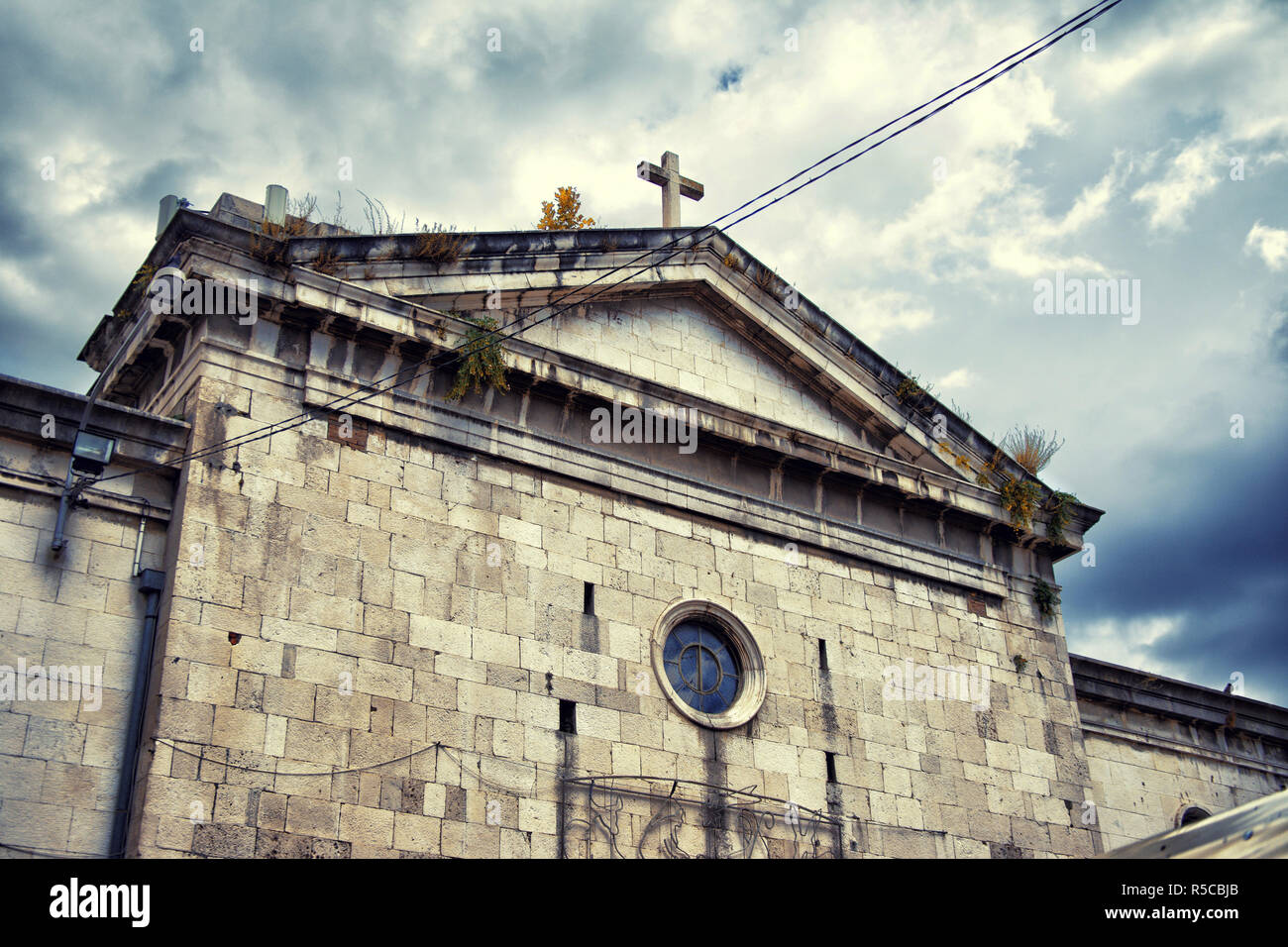 Alte Christliche Kirche in Kroatien gegen Dark sky Stockfoto