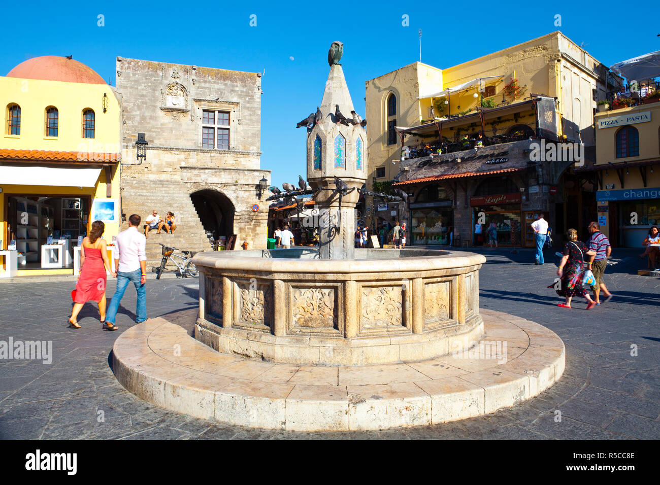 Alte Brunnen auf Sokratous Street, Rhodos Stadt, Rhodos, Griechenland Stockfoto