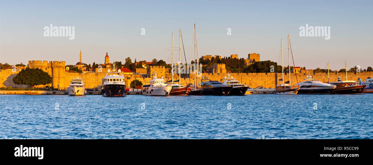 Stadtmauern & Hafen, Rhodos, Rhodos, Griechenland Stockfoto