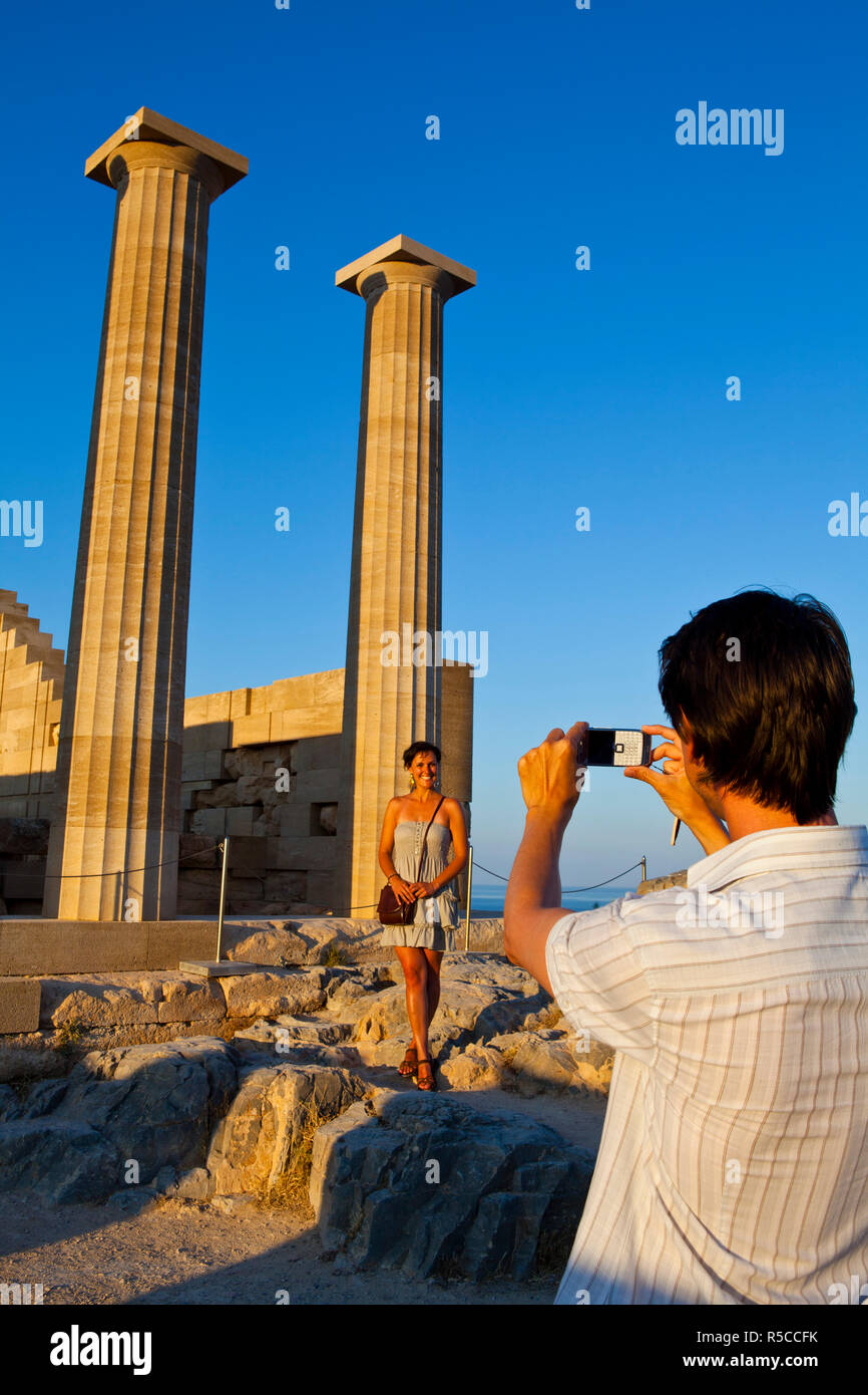 Ein paar Fotos machen, die Akropolis, Rhodos, Lindos, Rhodes, Griechenland, Herr Stockfoto