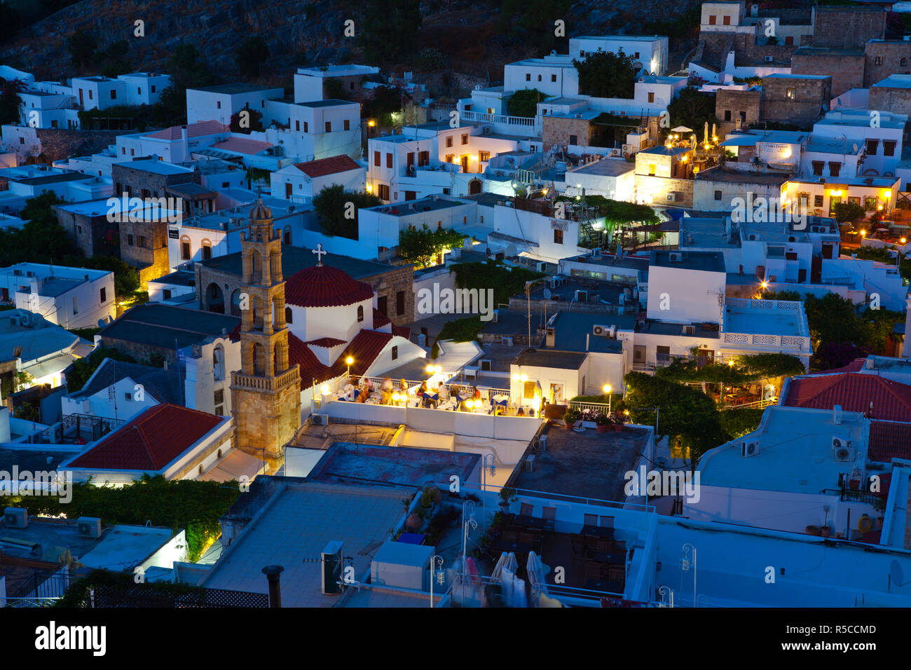 Dachterrasse Restaurants leuchtet in der Dämmerung, Lindos, Rhodes, Griechenland Stockfoto