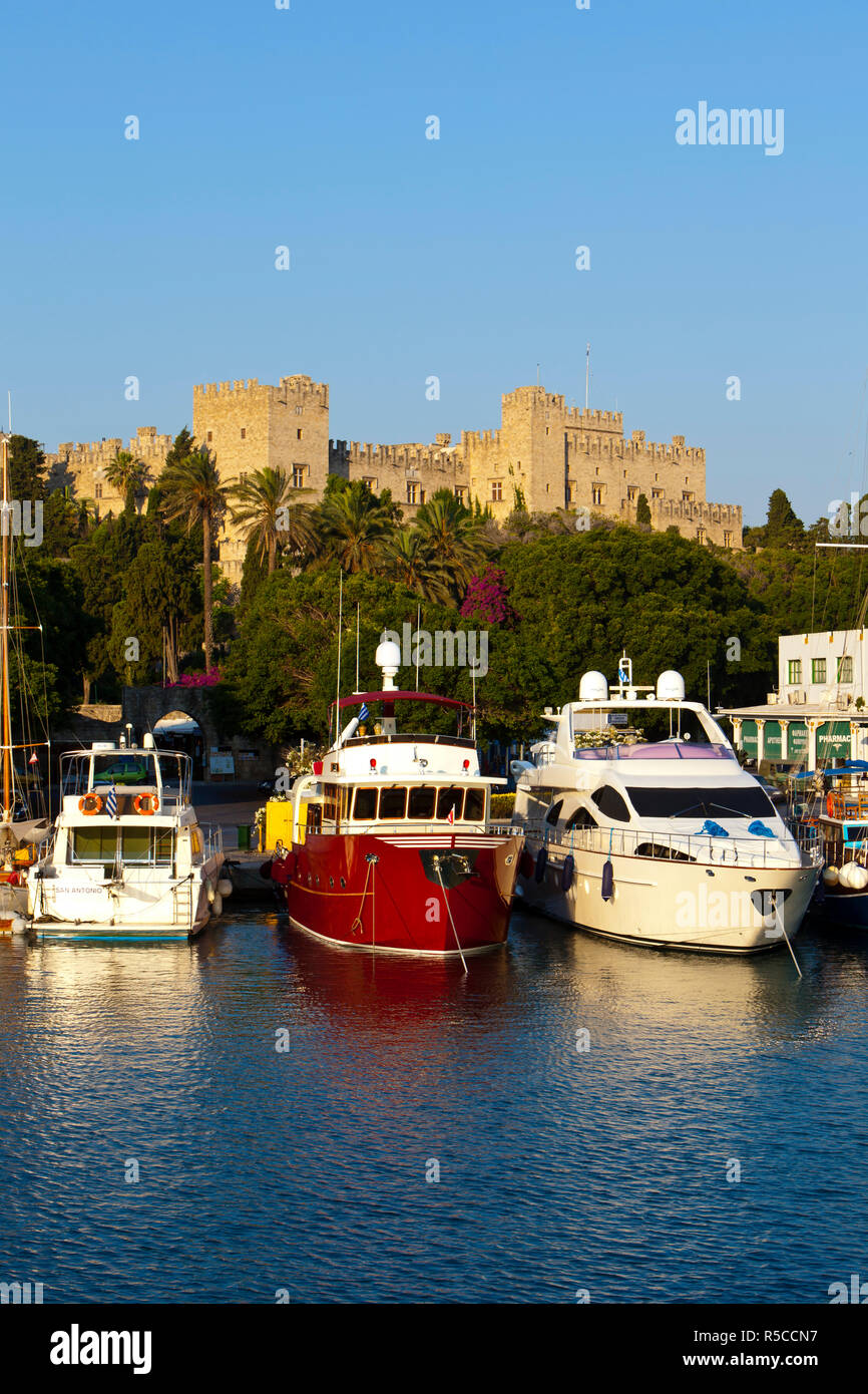Palast der Großmeister & Mandraki Hafen, Rhodos Stadt, Rhodos, Griechenland Stockfoto