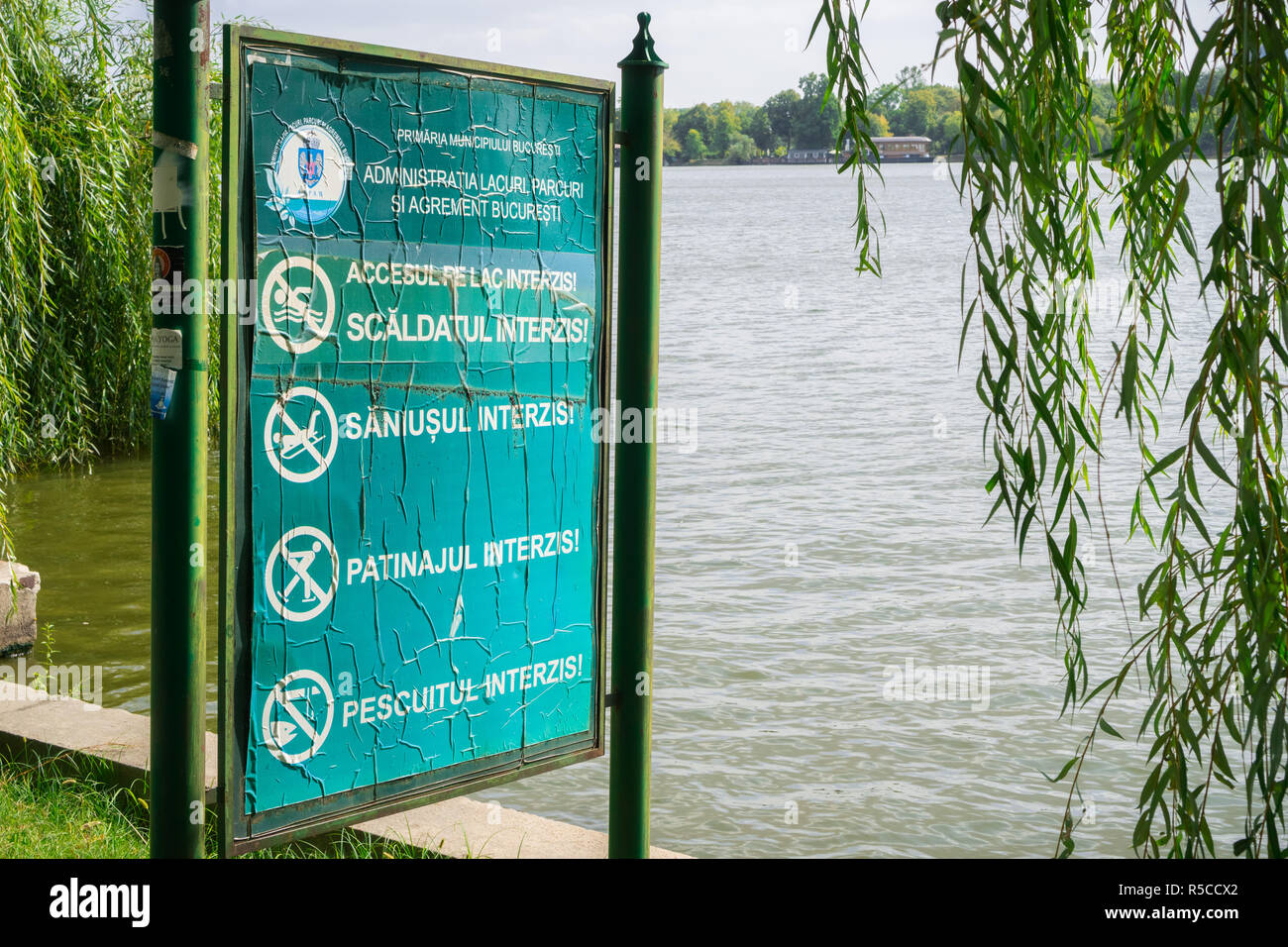 September 19, 2017, Bukarest/Rumänien - Kein Schwimmen, Schlittschuhlaufen, Angeln oder Rodeln auf der Oberfläche des Sees veröffentlicht Warnungen auf einem Panel am Ufer des Herast Stockfoto