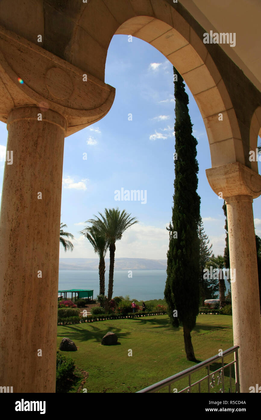 Israel, die Kirche der Seligpreisungen auf dem Berg der Seligpreisungen mit Blick auf den See Genezareth Stockfoto