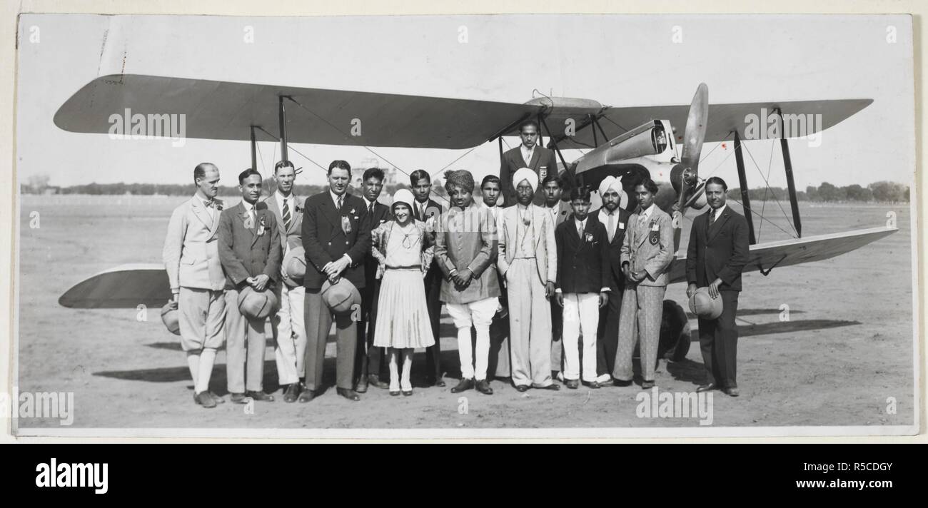 Group Portrait von Piloten ausgebildet von der Delhi Flying Club Ltd. Alle den Namen wie folgt: "Von links nach rechts: 1. Herr D.A. Telfer, 2. Herr Raj Verbote Bahadur, 3. Herr J.A.B. G [?] ylls, 4. Herr R.E. Grant Govan (Vizepräsident), 5. Herr R.N. Chawla, 6. Frau Horsman, 7. Herr Nawab Ali Siddiqi, 8. S.h. Maharaja von Jodhpur, 9. Herr Batra, 10. Herr Balbir Singh (hinter), 11. HH Raja von Kalsia, 12. Herr 1911-1915 Sharma, 13. Herr O.N. Dang, 14. S. Surjit Singh, 15. Herr Gurbhajan Singh, 16. Herr Bhagat B. Lal (Secy & Asst Pilot Instructor)". Indien, 1930. Quelle: Foto 66/8. (83). Thema: Zentrale Werbung Bureau. Stockfoto