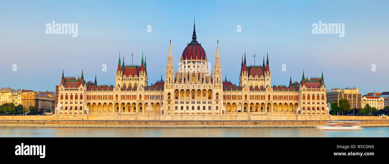 Ungarischen Parlament und die Donau beleuchtet in der Dämmerung, Budapest, Ungarn Stockfoto