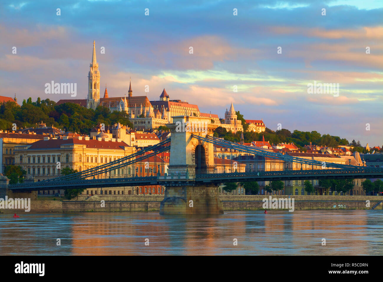 Die Kettenbrücke, Matyas Kirche und Fisherman's Bastion, Budapest, Ungarn Stockfoto