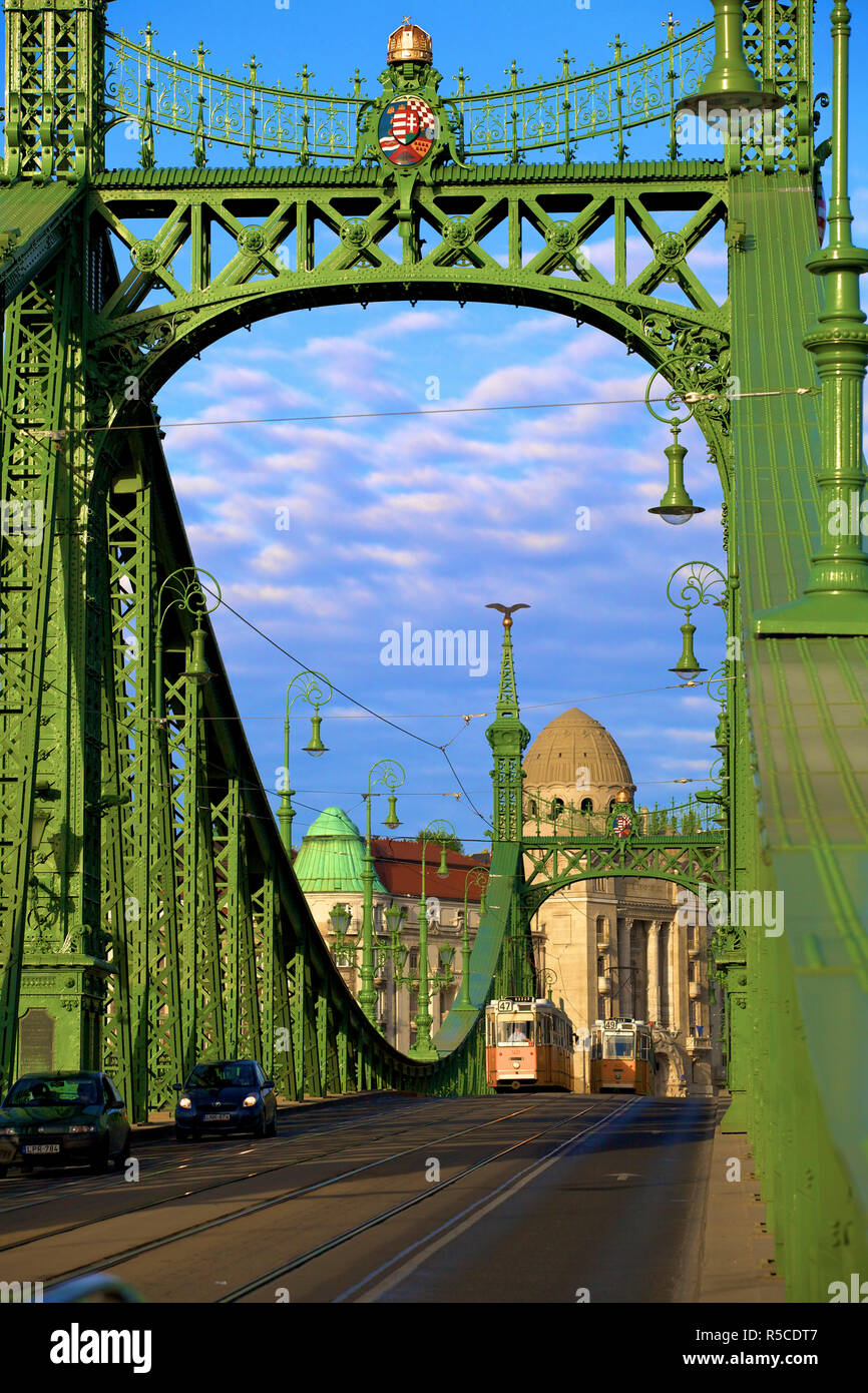 Liberty Bridge und Straßenbahn, Budapest, Ungarn Stockfoto