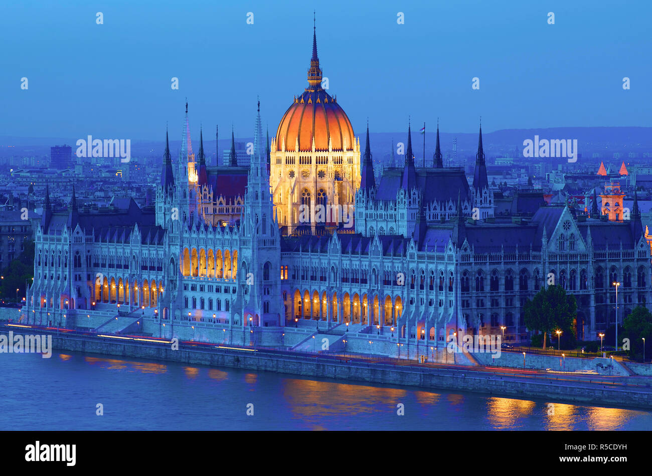 Ungarischen Parlament bei Dämmerung, Budapest, Ungarn Stockfoto