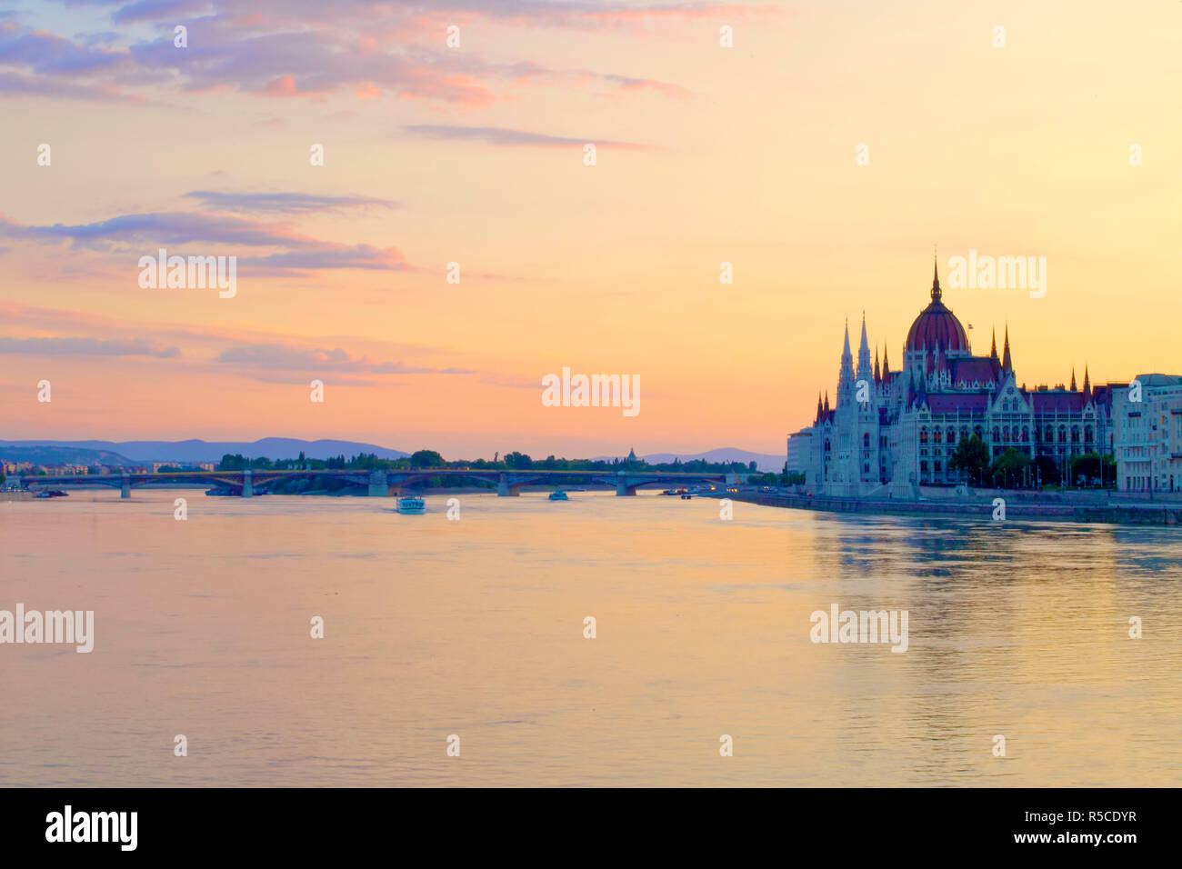 Ungarischen Parlament bei Sonnenaufgang, Budapest, Ungarn Stockfoto